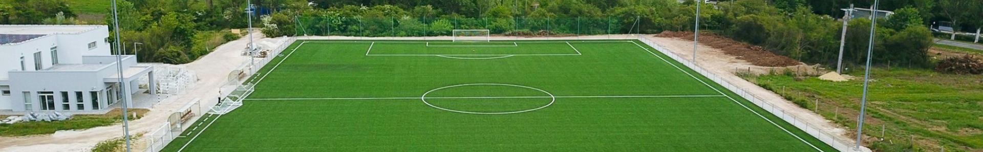En fotballbane med rene linjer, i et landlig område.