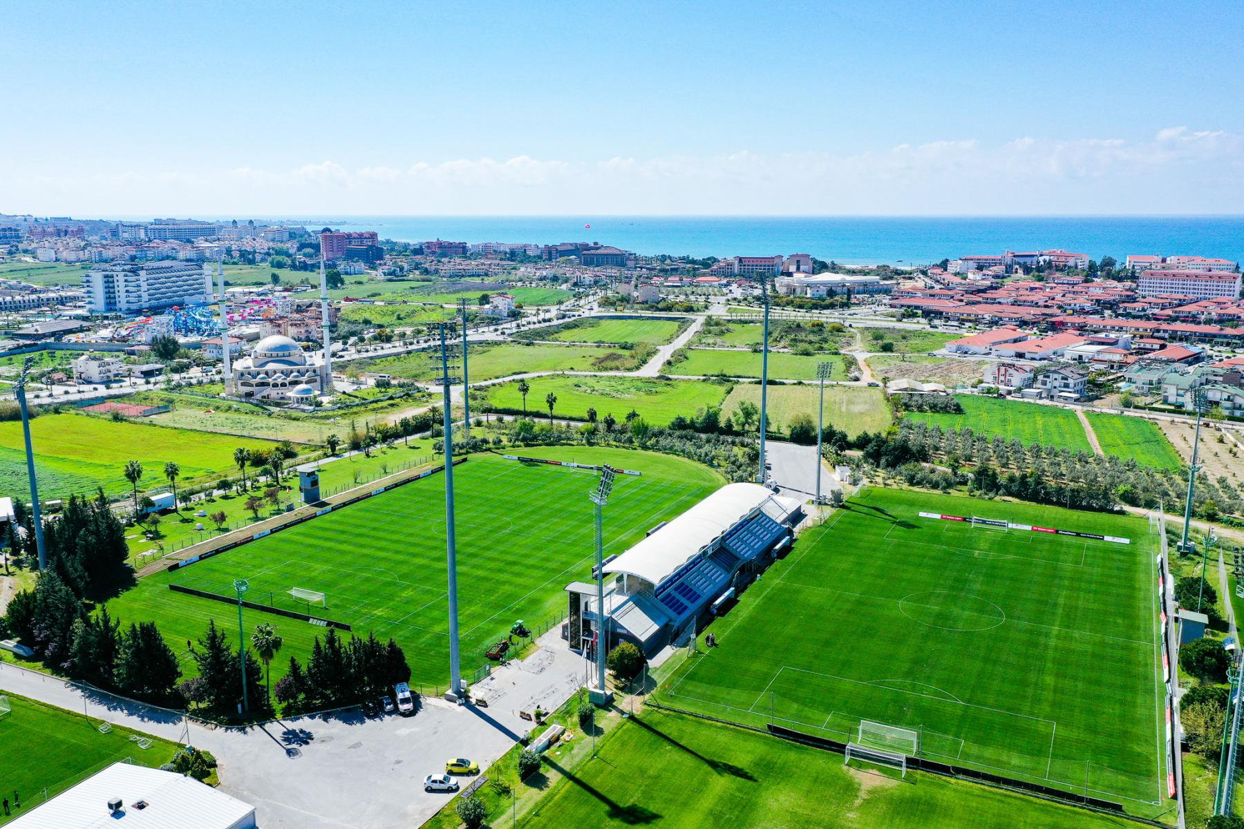 Panoramalblick &uuml;ber die t&uuml;rkische K&uuml;ste mit Blick auf verschiedene Fu&szlig;ballpl&auml;tze