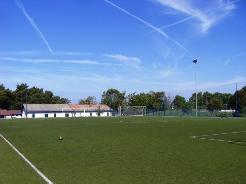 Kleiner Kunstrasen Novigrad