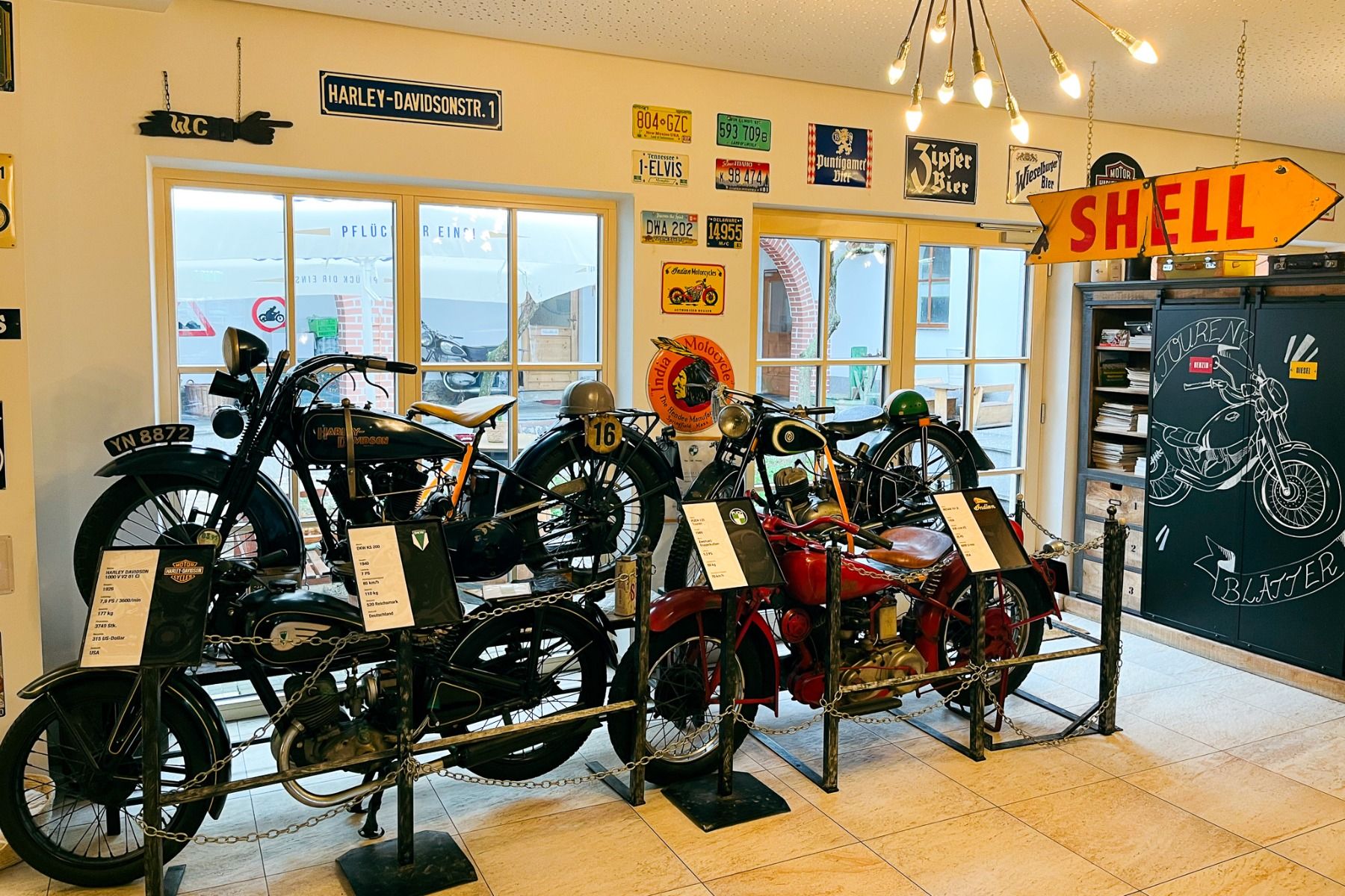 Perbersdorfer Heuriger - Hotel i Neuhofen an der Ybbs har en innendørs motorsykkelutstilling, omgitt av retro shell- og Harley-Davidson-skilt, tauavsperringer, vinduer og dekorativ veggkunst i dette familiedrevne hotellet.