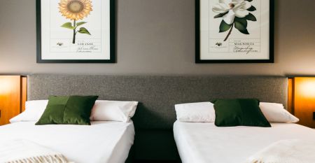Det moderne, lysegr&aring; Hotel Malcom & Barret Valencia*** skiller seg ut med et stort &laquo;HOTEL&raquo;-skilt, foran hvilket det st&aring;r en scooter og en bil parkert &ndash; et innbydende sted for fotballagene fra Valencia under treningsleiren deres.