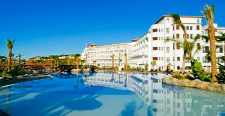Hotel SH Villa Gadea* er et feriested ved kysten med utsikt over havet, en stor hvit bygning, et sv&oslash;mmebasseng, palmer og gr&oslash;nne plener &ndash; ideelt for fotballag under treningsleiren i Altea under en knallbl&aring; himmel.