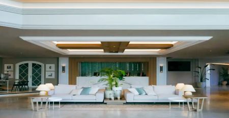Hotel SH Villa Gadea* er et feriested ved kysten med utsikt over havet, en stor hvit bygning, et sv&oslash;mmebasseng, palmer og gr&oslash;nne plener &ndash; ideelt for fotballag under treningsleiren i Altea under en knallbl&aring; himmel.