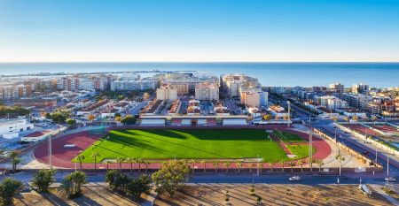 Utvendig utsikt over Hotel Gaudea med store glassvinduer som viser en lys og stilfull lobby og bar - bare noen minutter fra Santa Pola-stranden.