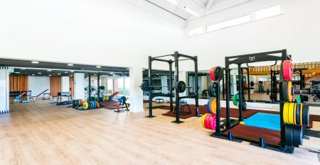 Luftfoto av Victoria Sports & Beach Hotel, et moderne ferieanlegg med sv&oslash;mmebasseng, omgitt av furutr&aelig;r i Albufeira, i n&aelig;rheten av idrettsbaner for fotballtreningsleirer og ikke langt fra den solfylte kysten.
