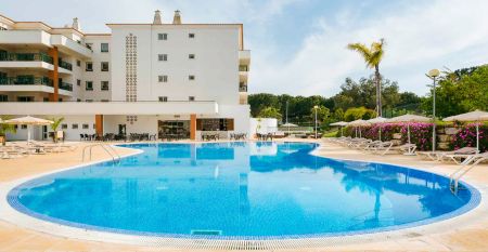 Luftfoto av Victoria Sports & Beach Hotel, et moderne ferieanlegg med sv&oslash;mmebasseng, omgitt av furutr&aelig;r i Albufeira, i n&aelig;rheten av idrettsbaner for fotballtreningsleirer og ikke langt fra den solfylte kysten.