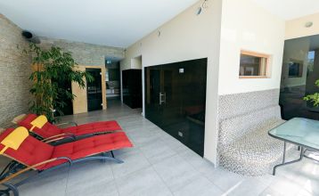 Hotell- og restaurant Schachenwald er en strålende gul, toetasjes bygning med rødt takstein under blå himmel – ideelt for treningsleirer – med potteplanter ved inngangen og biler parkert på den brosteinsbelagte oppkjørselen.