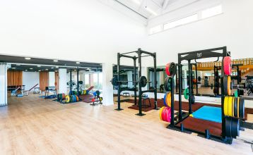Luftfoto av Victoria Sports & Beach Hotel, et moderne ferieanlegg med svømmebasseng, omgitt av furutrær i Albufeira, i nærheten av idrettsbaner for fotballtreningsleirer og ikke langt fra den solfylte kysten.
