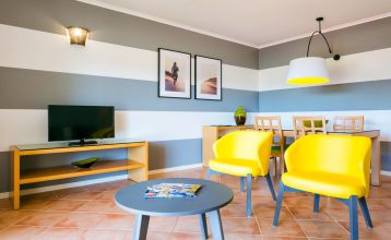 Luftfoto av Victoria Sports & Beach Hotel, et moderne ferieanlegg med svømmebasseng, omgitt av furutrær i Albufeira, i nærheten av idrettsbaner for fotballtreningsleirer og ikke langt fra den solfylte kysten.