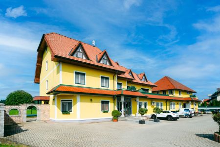 https://www.soccatours.com/no/media/catalog/product/cache/da432fc9ee79dfca32e073c2235ab4d7/h/o/hotel_restaurant_schachenwald_soccatours.jpg