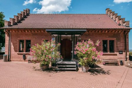 https://www.soccatours.com/no/media/catalog/product/cache/da432fc9ee79dfca32e073c2235ab4d7/s/c/schloss_ortenberg_soccatours_2_.jpg