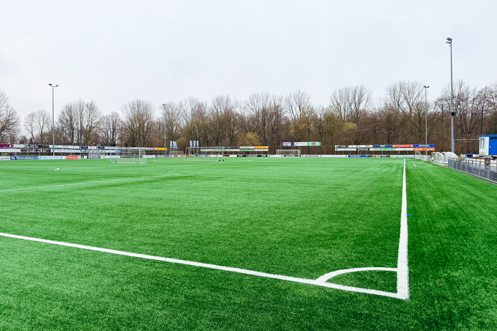 Moderner Kunstrasenplatz in Mellieħa, umgeben von mediterraner Architektur &ndash; ideal f&uuml;r intensive Trainingseinheiten unter der Sonne Maltas.