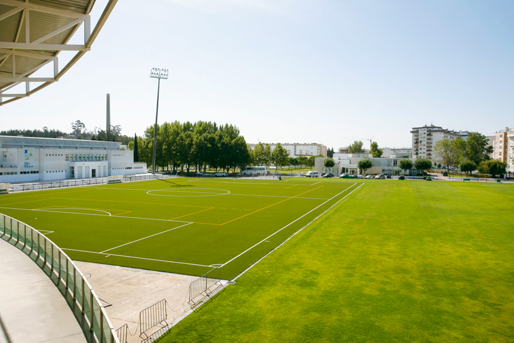 Moderne Fu&szlig;ballanlage in Lissabon mit einem Kunstrasenplatz.