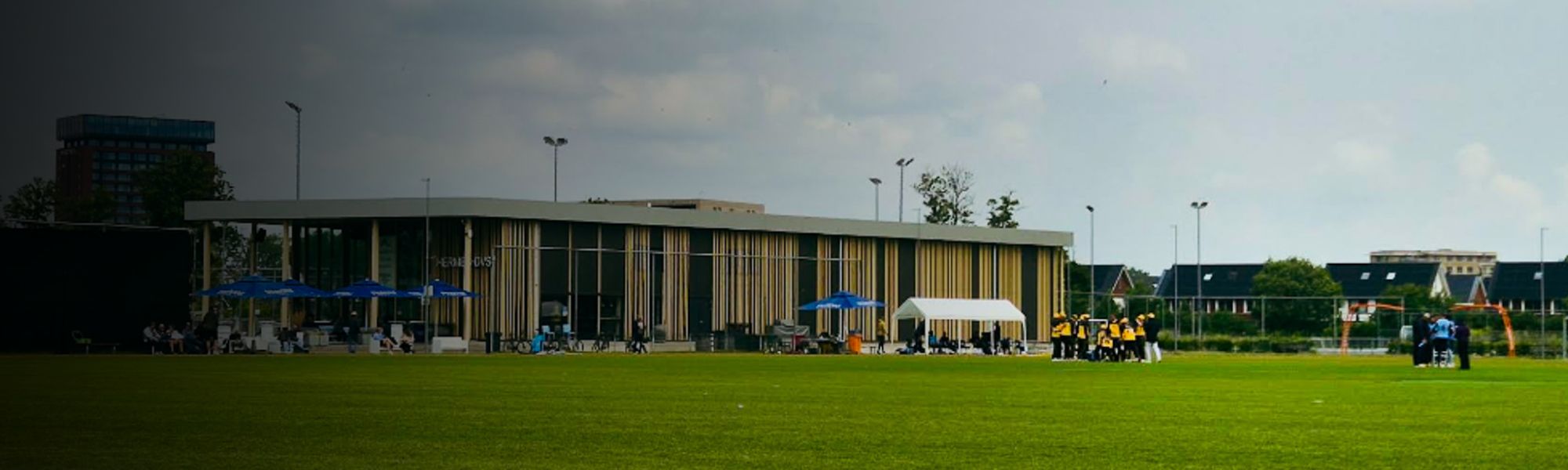 Panoramaaufnahme des Fu&szlig;ballplatzes in Mellieħa mit angrenzenden Wohnh&auml;usern &ndash; perfekte Trainingsbedingungen in einer sonnigen K&uuml;stenstadt.